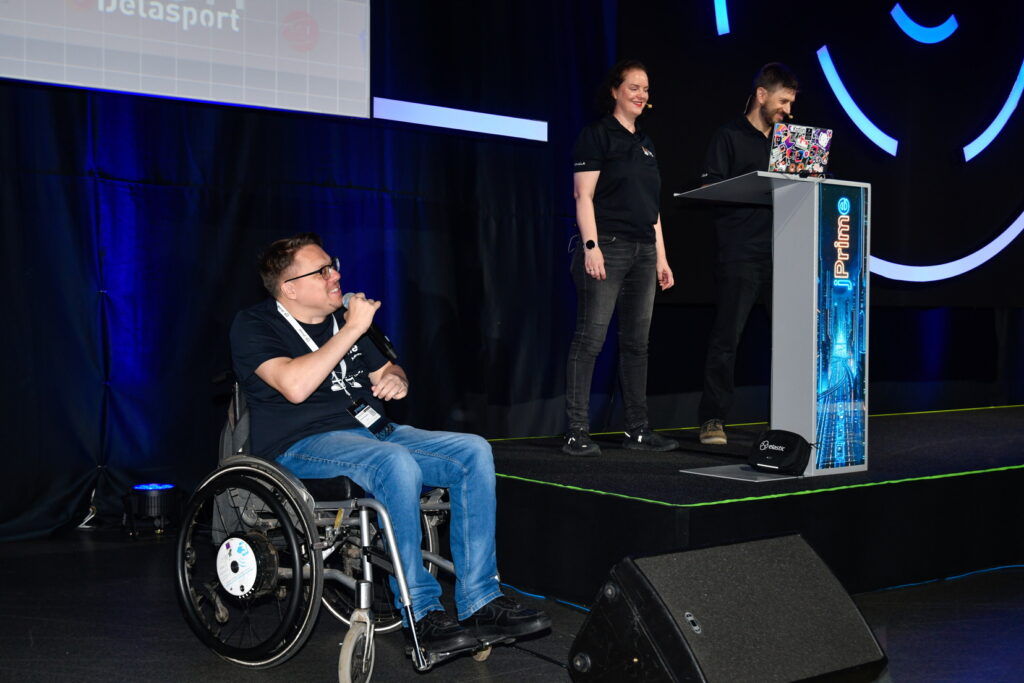 Dmitry Aleksandrov announcing Marit van Dijk and Piotr Przybył at jPrime.